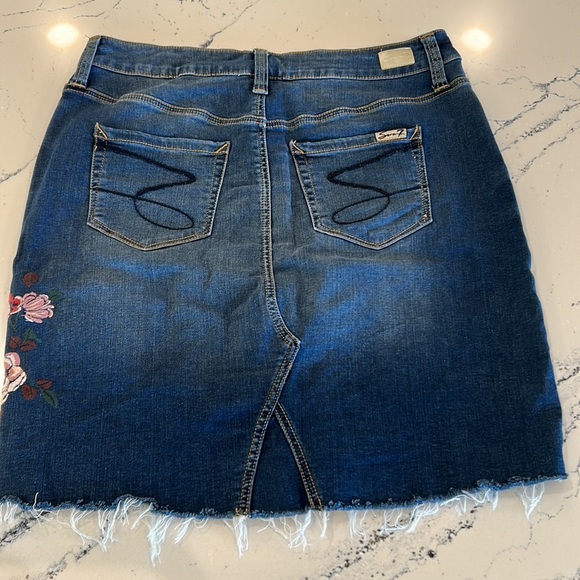 Seven Jean Skirt w/ Embroidered Flowers and Decorative Back Pockets sz.12 or 14 - Picture 3 of 11